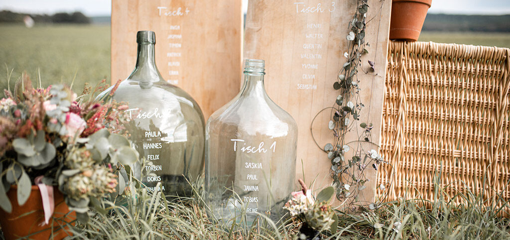 Beschriftete Gläser und Holzedekoration