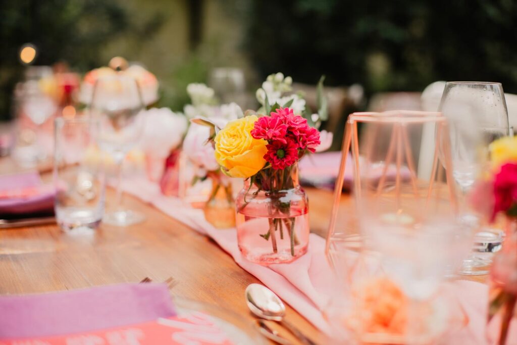 Farblich abgestimmte Tischdekoration Farblich abgestimmte Tischdekoration