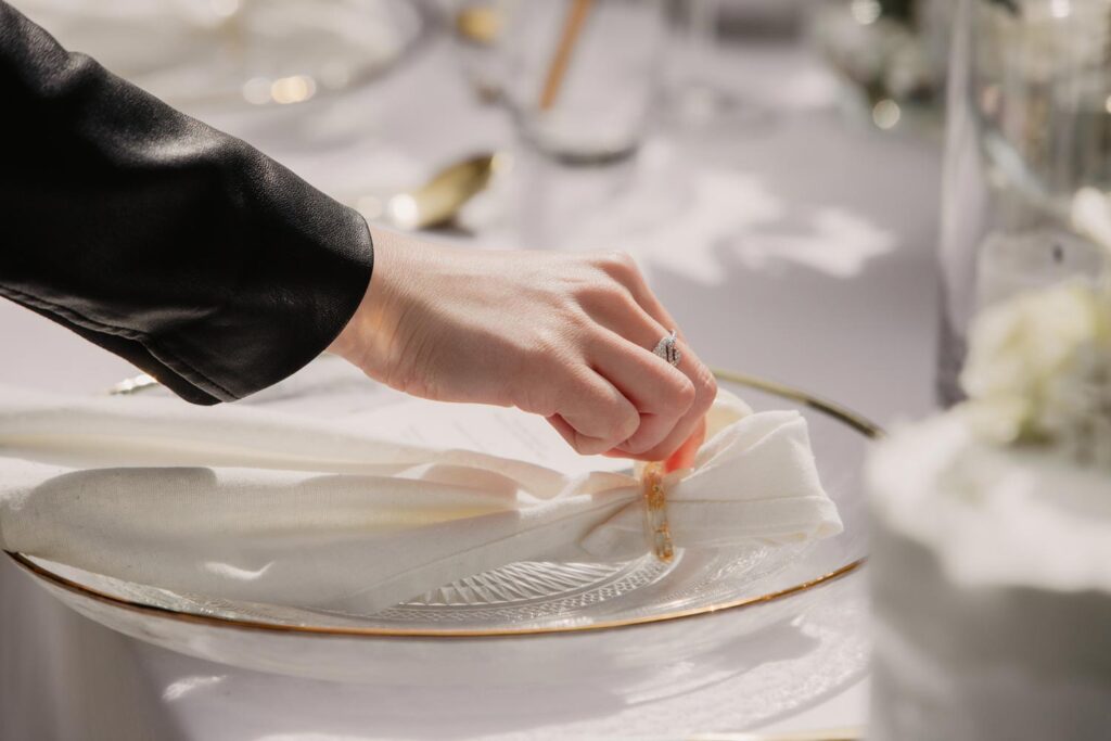 Feintuning der Tischdekoration Feintuning der Tischdekoration