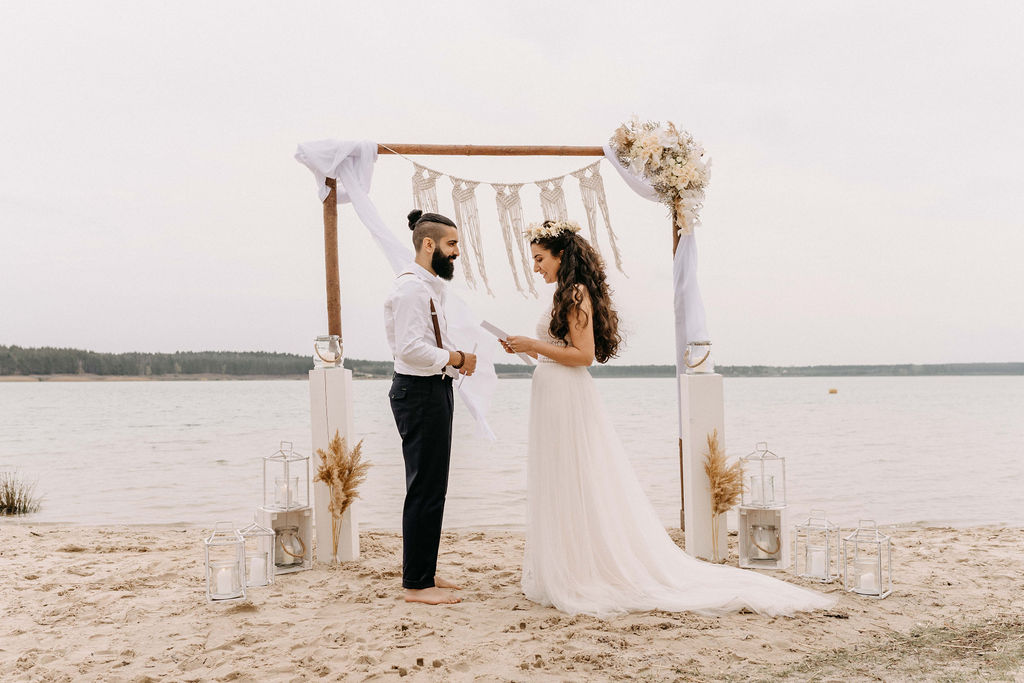 Brautpaar steht vor dem Altar an ihrer Strandhochzeit Brautpaar steht vor dem Altar an ihrer Strandhochzeit