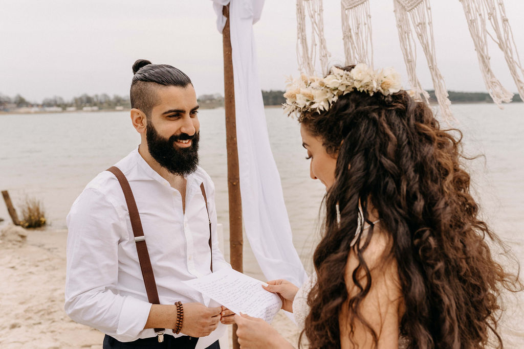 Braut liest ihr Ehegelübde vor Braut liest ihr Ehegelübde vor