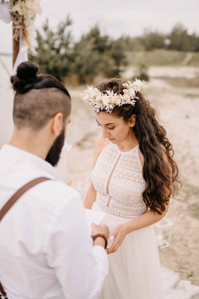 Bräutigam liest sein Ehegelübde vor Bräutigam liest sein Ehegelübde vor