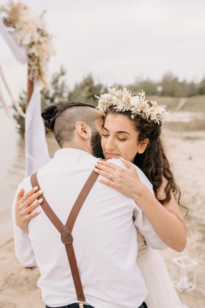 Liebevolle Umarmung des Brautpaars Liebevolle Umarmung des Brautpaars