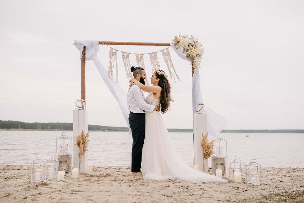 Brautpaar mit Kulisse einer Strandhochzeit Brautpaar mit Kulisse einer Strandhochzeit