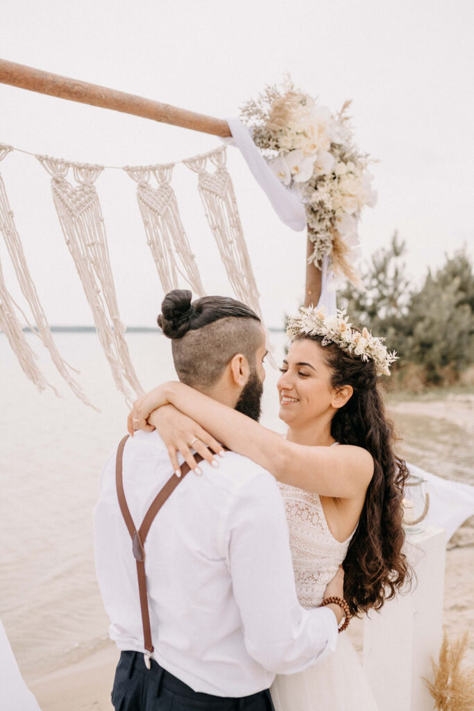 Brautpaar genießt den Moment am Strand Brautpaar genießt den Moment am Strand