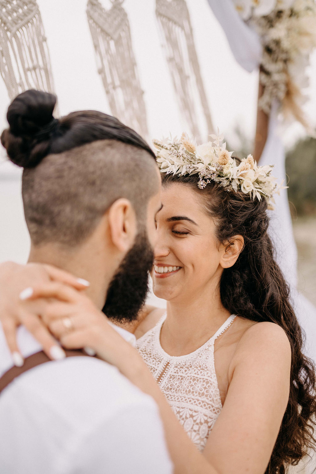 Brautpaar vor Ihrem Kuss