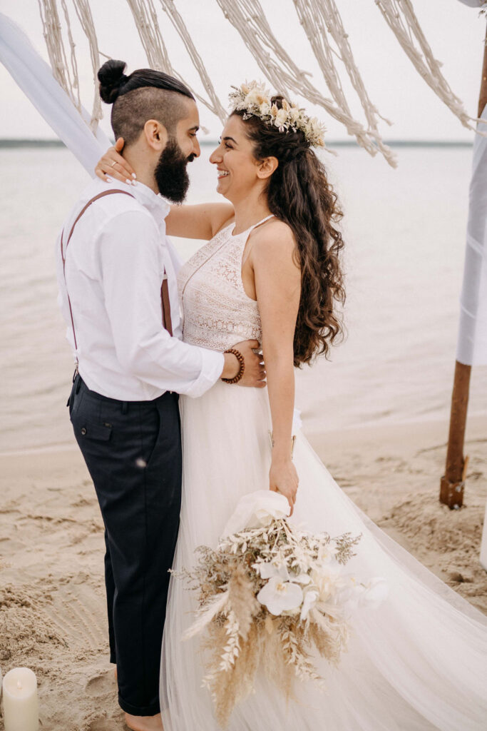 Brautpaar schaut sich liebevoll in die Augen Brautpaar schaut sich liebevoll in die Augen
