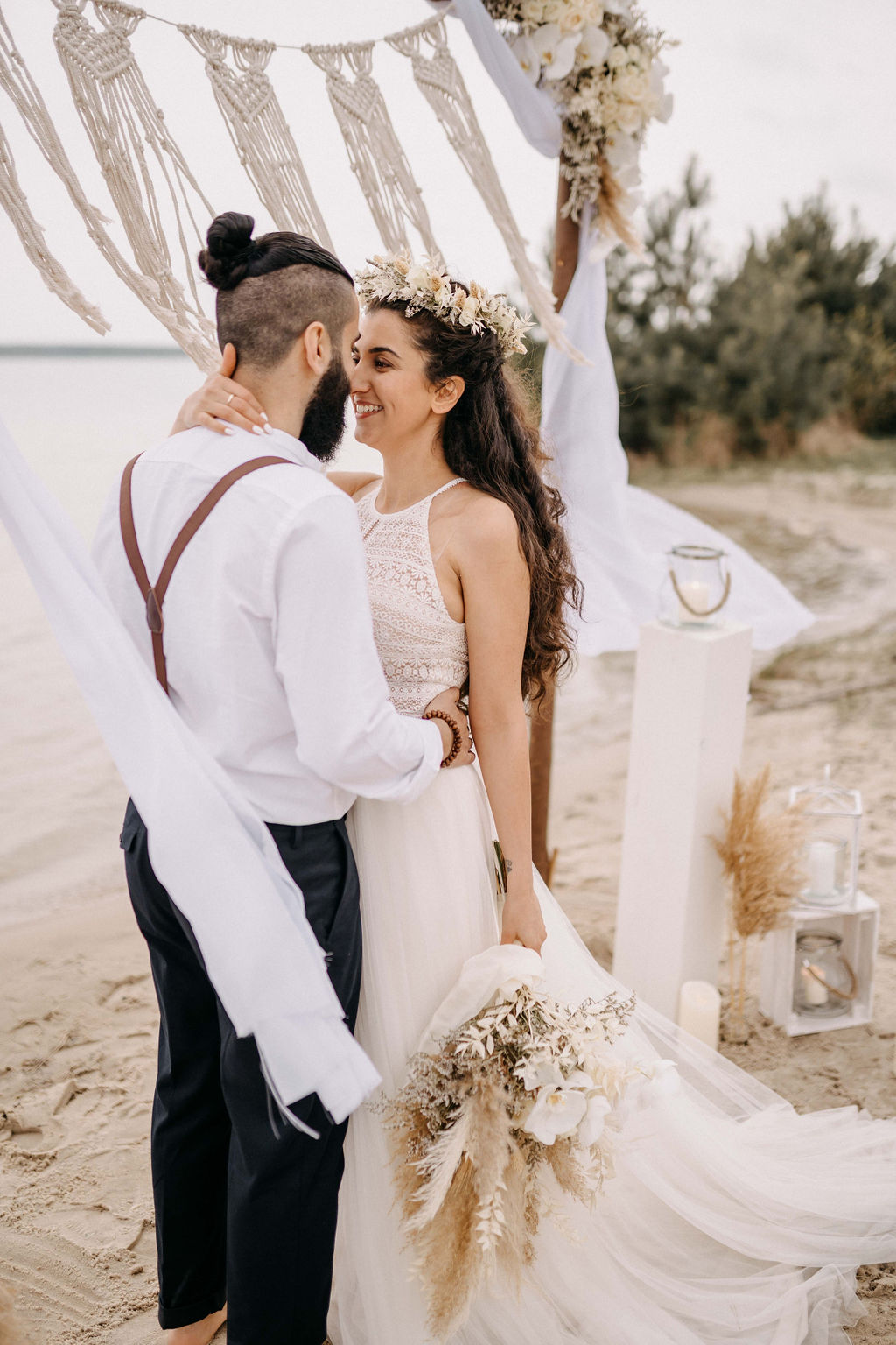 Brautpaar mit Brautstrauss vor dem Altar