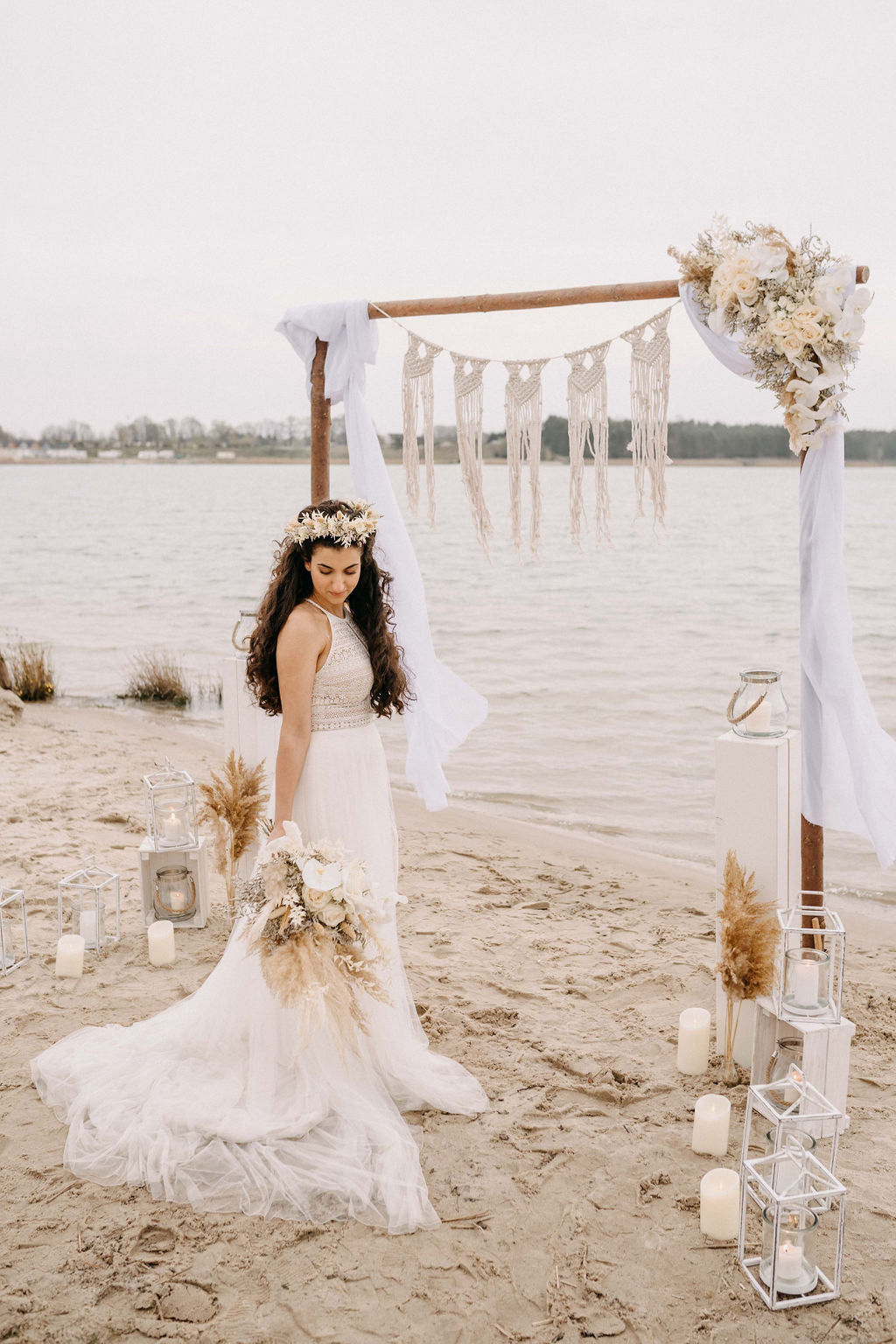 Braut mit Kleid im Bohostil und Brautstrauss