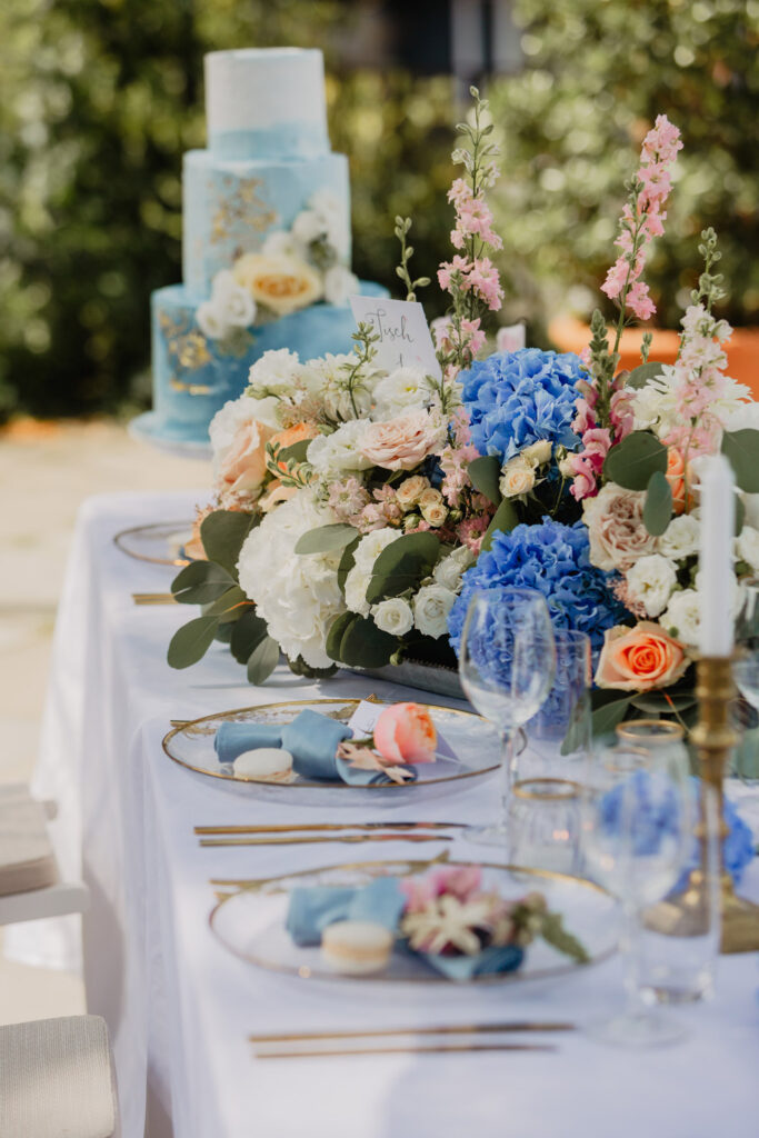 Tischdekoration mit blauen Akzenten Tischdekoration mit blauen Akzenten