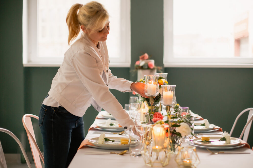 Hochzeitsplanerin bei der Überprüfung der Tischdeko Hochzeitsplanerin bei der Überprüfung der Tischdeko