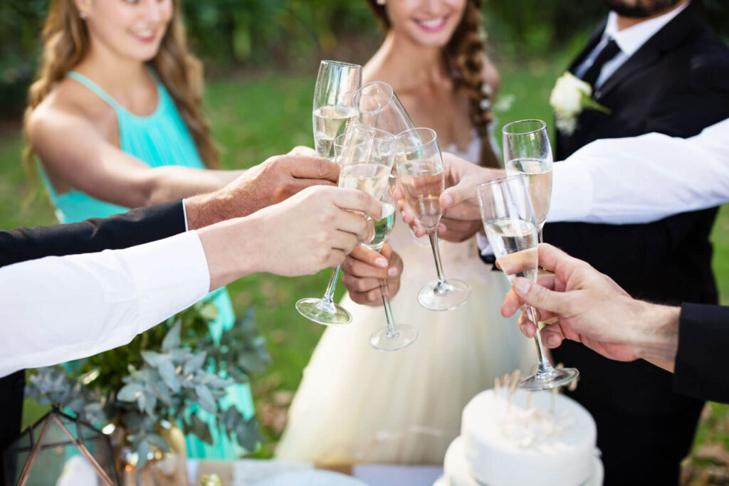 Anstossen auf die Hochzeit mit den Freunden Anstossen auf die Hochzeit mit den Freunden