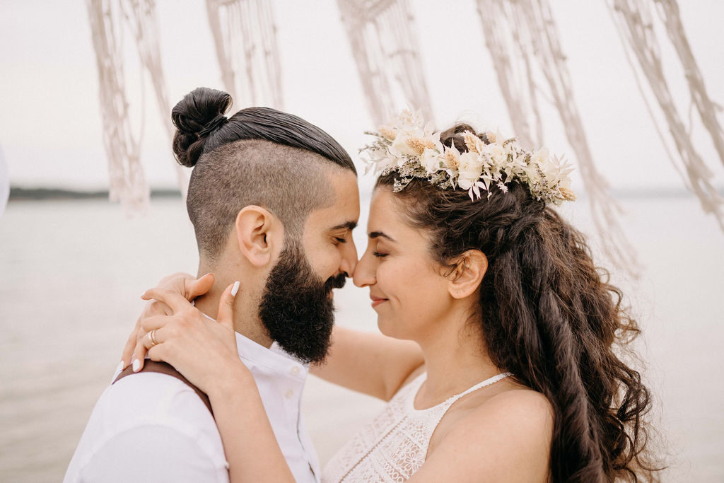 Brautpaar genießt den Moment nach dem Kuss Brautpaar genießt den Moment nach dem Kuss