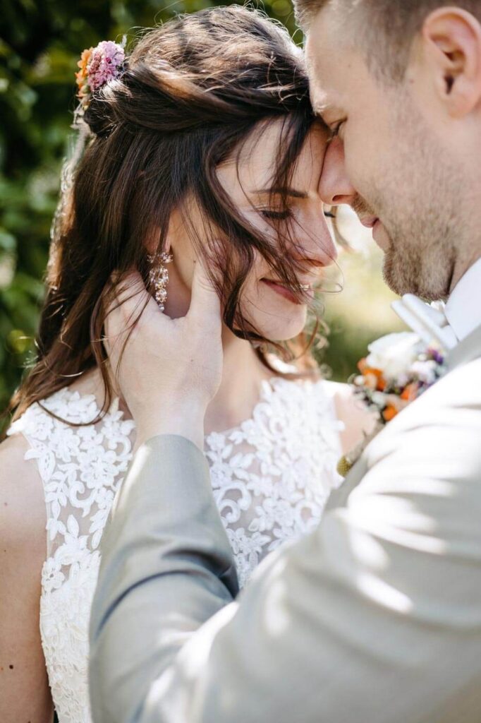 Verliebtes Brautpaar kurz vor ihrem Kuss Verliebtes Brautpaar kurz vor ihrem Kuss