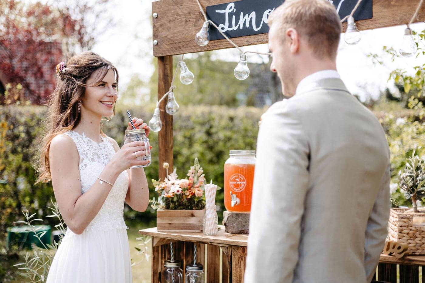 Brautpaar genißet ihre Getränke an der Limobar