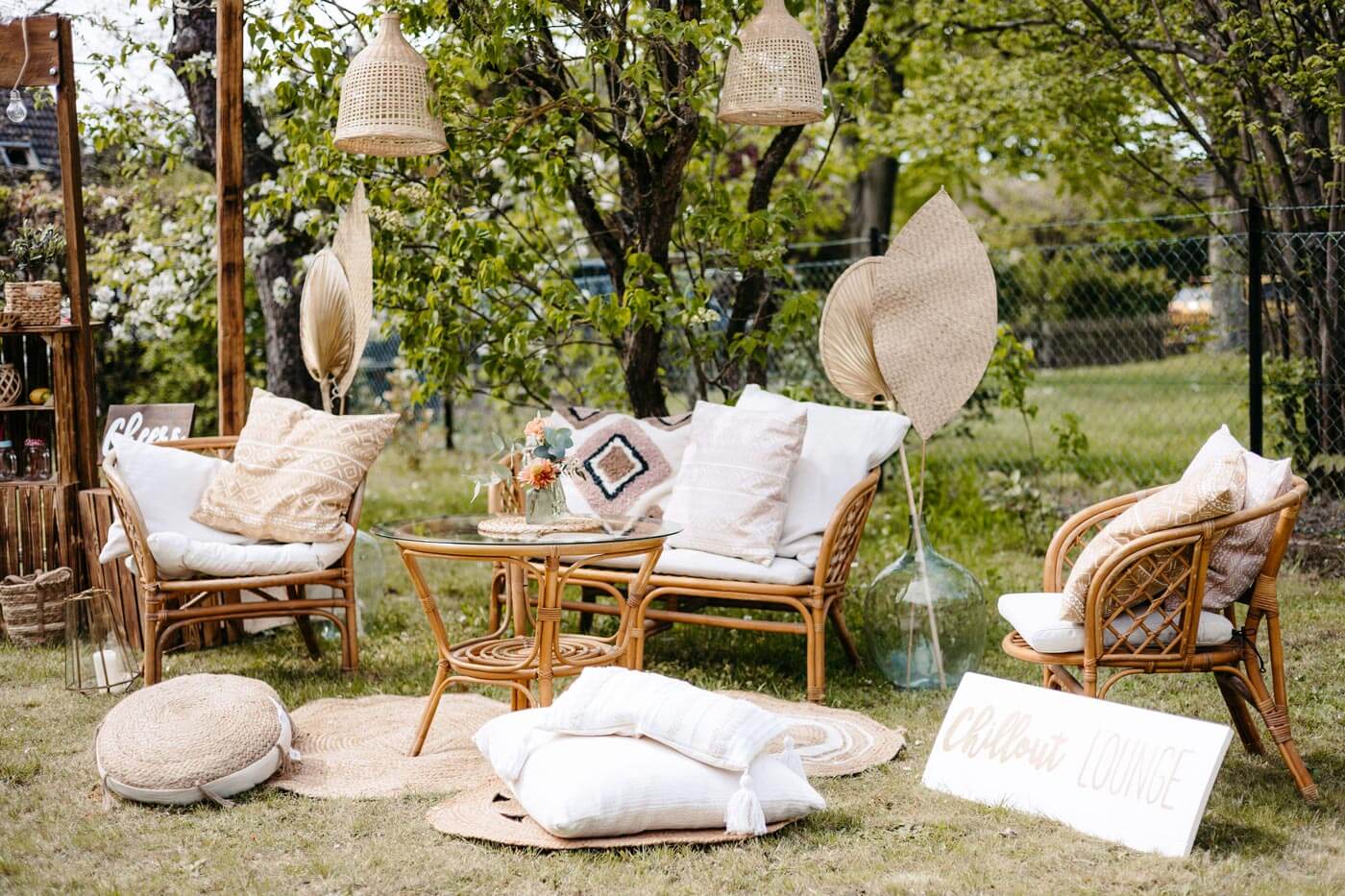 Beispiel einer Lounge auf einer Gartenhochzeit