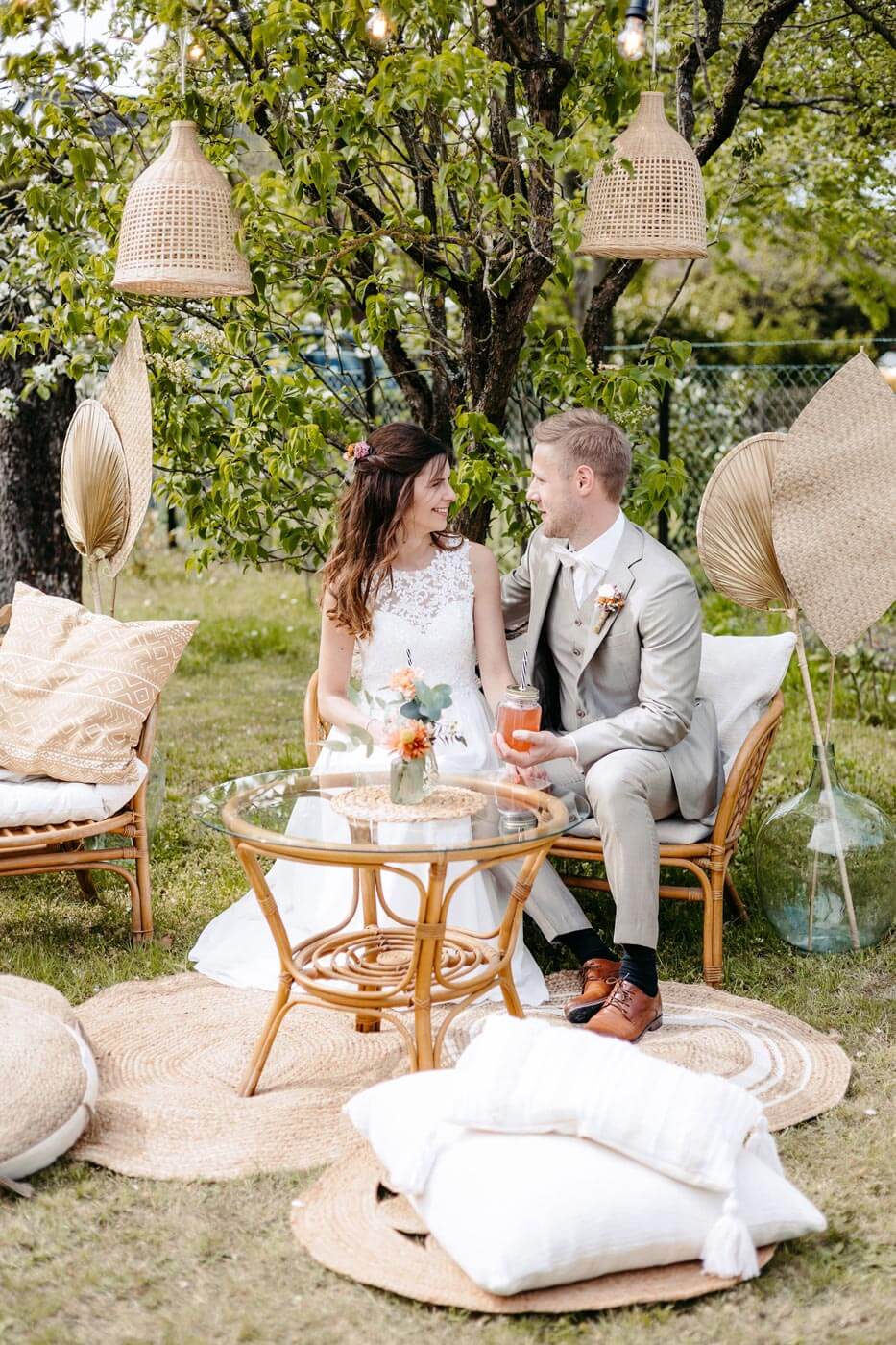 Brautpaar genießt die Zweisamkeit in der Lounge