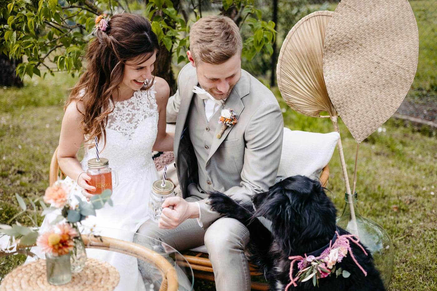 Paar sitzt in der Lounge mit einem Hund