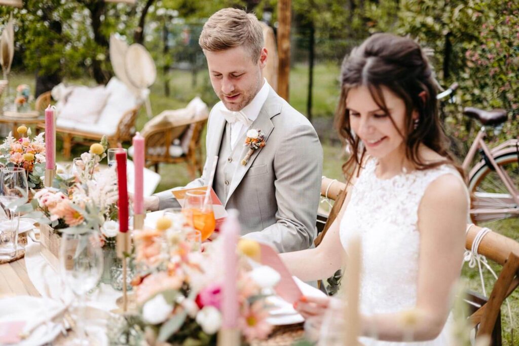 Brautpaar genießt Essen und Getränke Brautpaar genießt Essen und Getränke