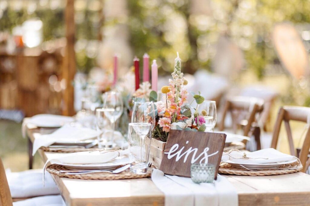 Tischdekoration bei einer Gartenhochzeit Tischdekoration bei einer Gartenhochzeit