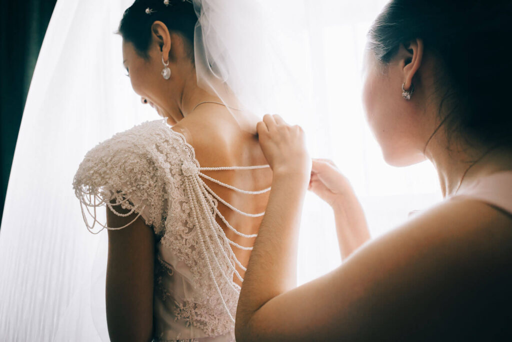 Vorbereitung der Braut auf die Trauung Vorbereitung der Braut auf die Trauung