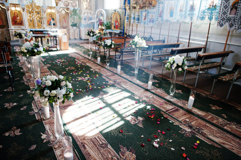 Dekorierte Kirche für die Trauung Dekorierte Kirche für die Trauung