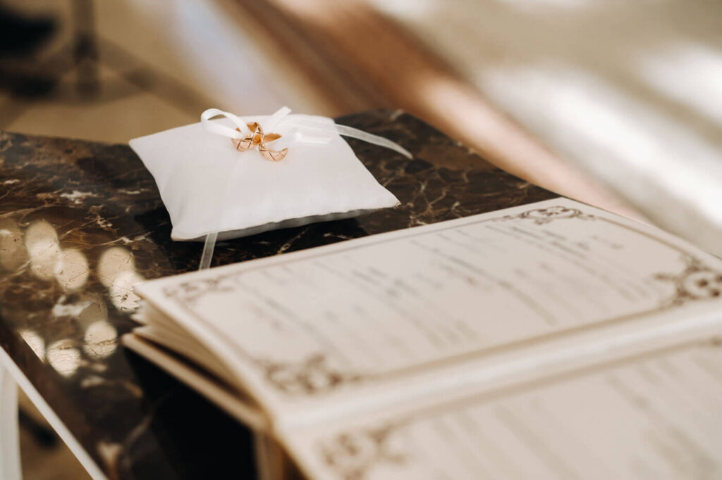 Ehering mit dem Buch des Standesamts zum Unterzeichnen Ehering mit dem Buch des Standesamts zum Unterzeichnen