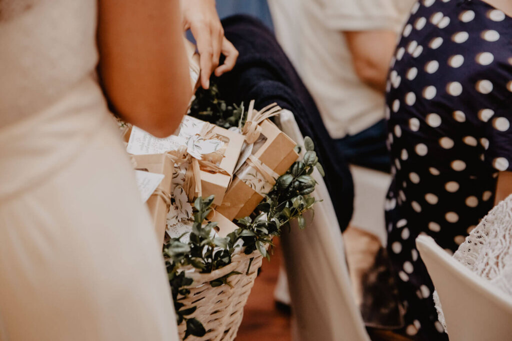 Braut erhält einen Geschenkkorb Braut erhält einen Geschenkkorb