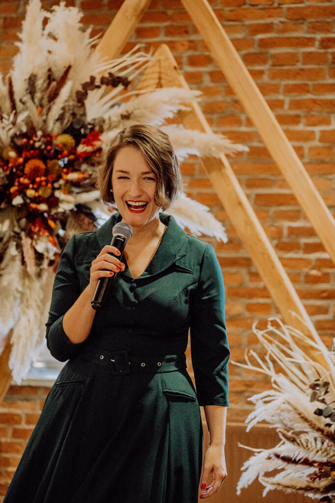 Traurednerin während Ihrer Rede für das Hochzeitspaar Traurednerin während Ihrer Rede für das Hochzeitspaar