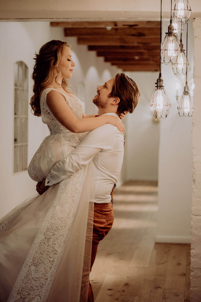 Braut wird von Bräutigam getragen Braut wird von Bräutigam getragen