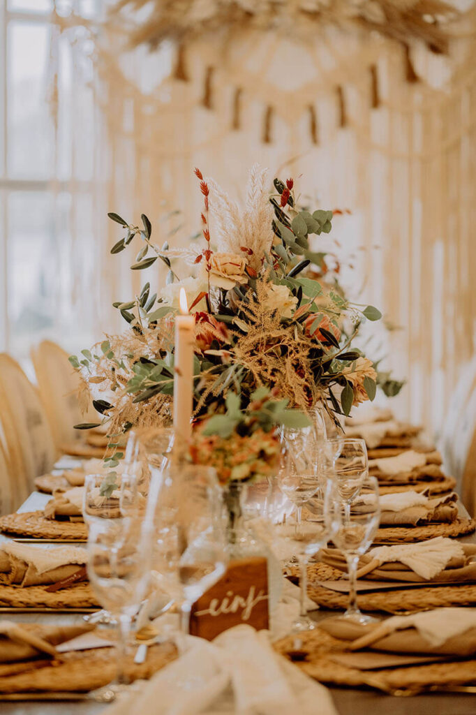 Dekoration eines Hochzeitstisches Dekoration eines Hochzeitstisches