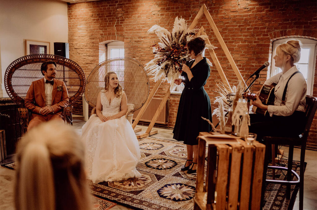 Hochzeitspaar hört der Rede zu Hochzeitspaar hört der Rede zu