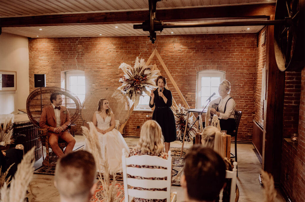 Hochzeitspaar und Gäste bei der Trauzeremonie Hochzeitspaar und Gäste bei der Trauzeremonie