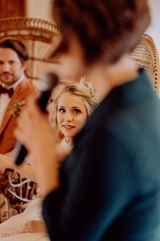 Braut schaut zur Traurednerin Braut schaut zur Traurednerin