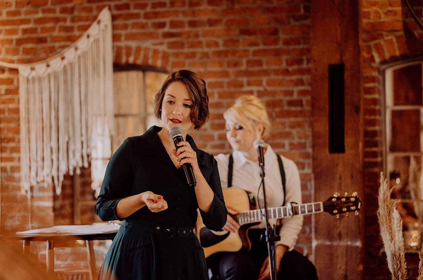 Traurednerin während ihrer Rede