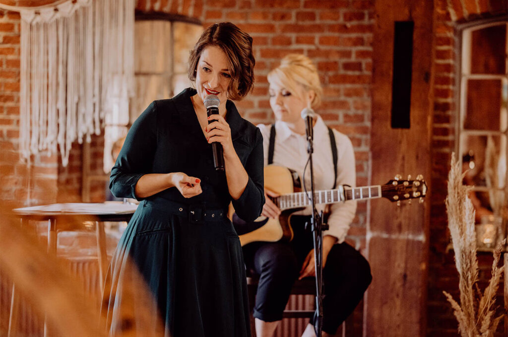Freie Rednerin hält Ihre Traurede Freie Rednerin hält Ihre Traurede