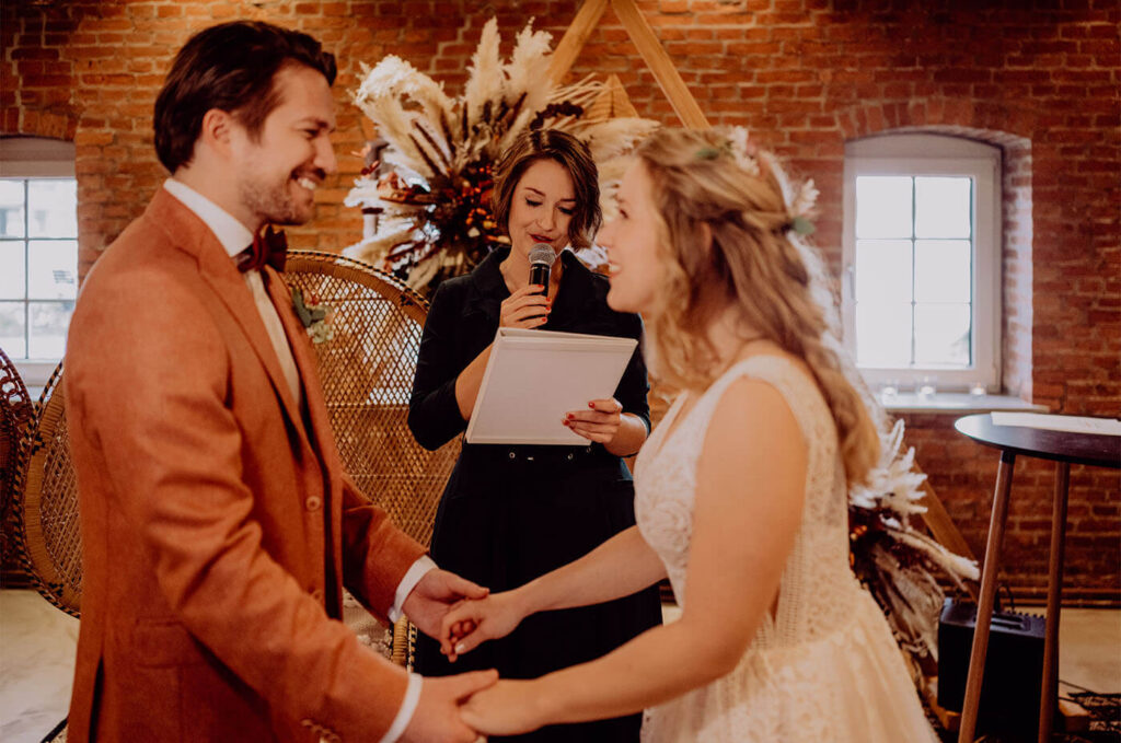 Brautpaar gibt sich das Ja-Wort bei der Trauung Brautpaar gibt sich das Ja-Wort bei der Trauung