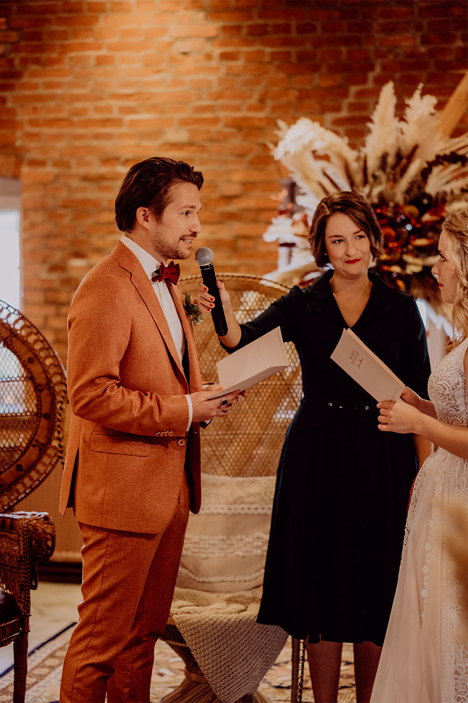 Bräutigam liest sein Ehegelübde vor