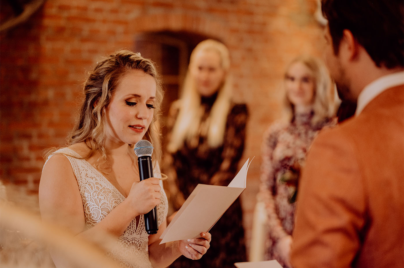 Braut trägt Ihr Ehegelübde vor