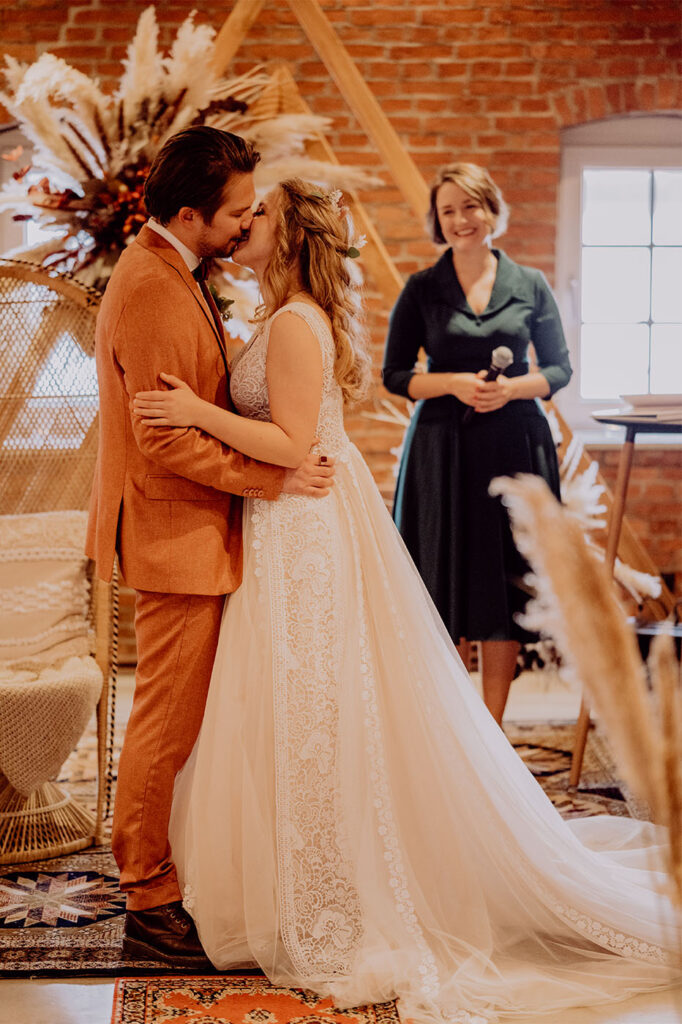 Leidenschaftlicher Kuss des Brautpaares Leidenschaftlicher Kuss des Brautpaares