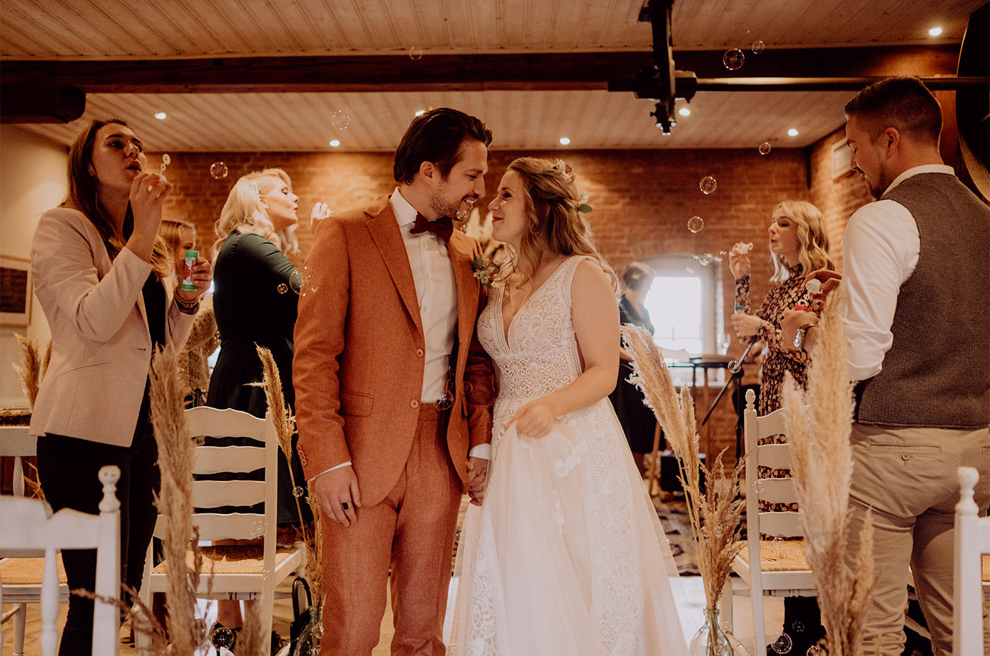 Hochzeitspaar verlässt die Zeremonie