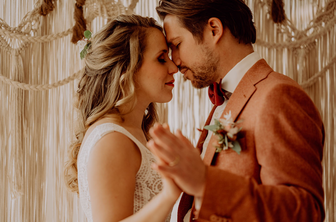 Intimer Moment nach der Trauzeremonie