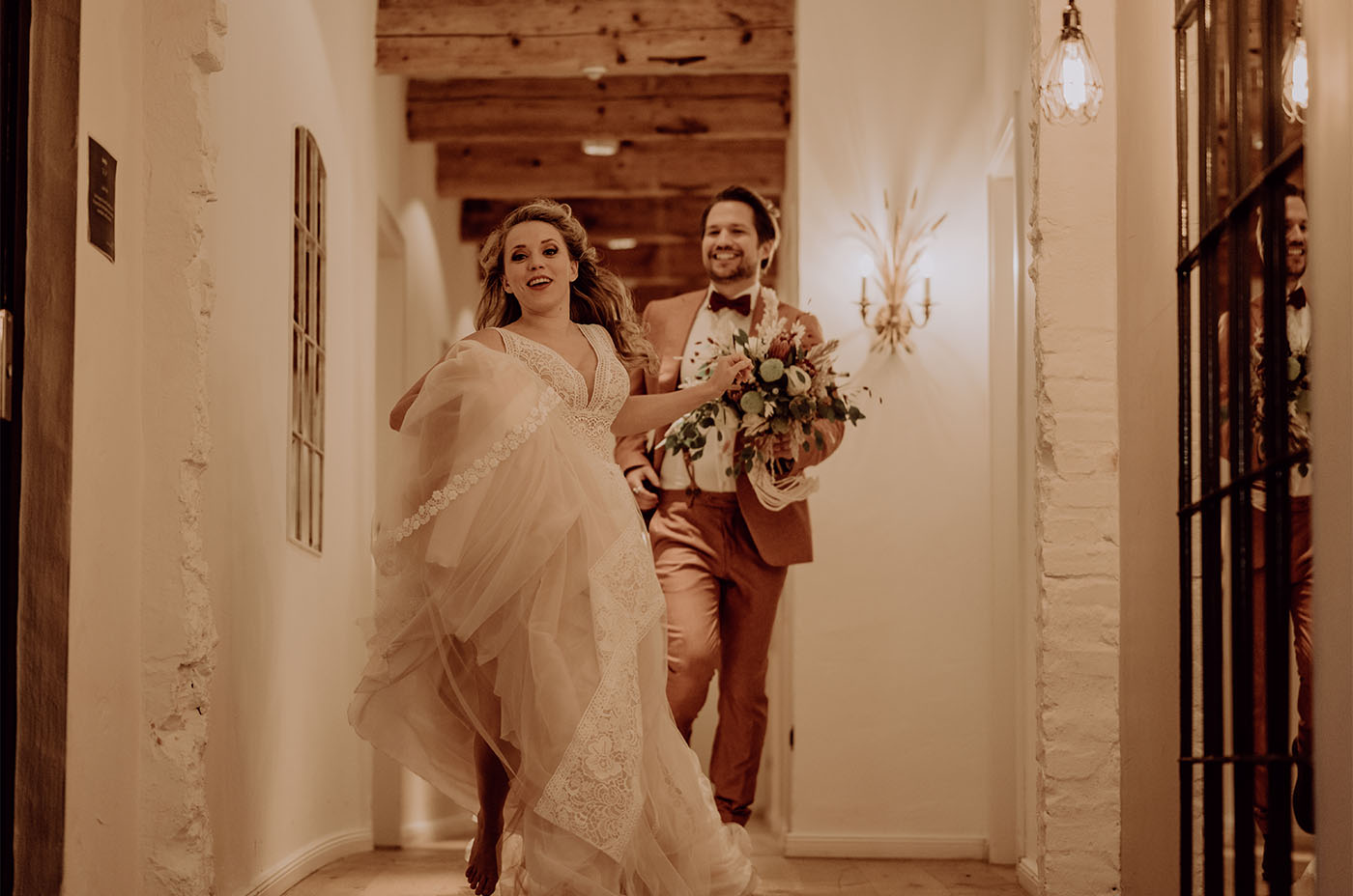 Hochzeitspaar verlässt die Zeremonie