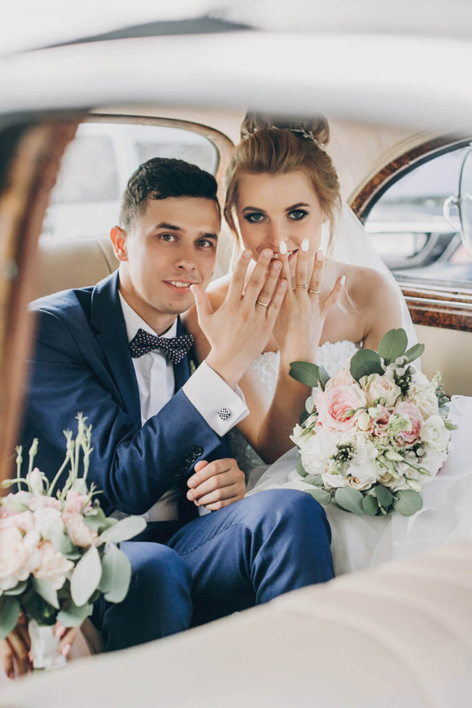 Hochzeitspaar zeigt Ihre Trauringe nach der Zeremonie Hochzeitspaar zeigt Ihre Trauringe nach der Zeremonie