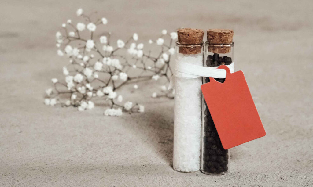 Gastgeschenk aus Salz und Pfeffer als Brautpaar Gastgeschenk Salz Pfeffer