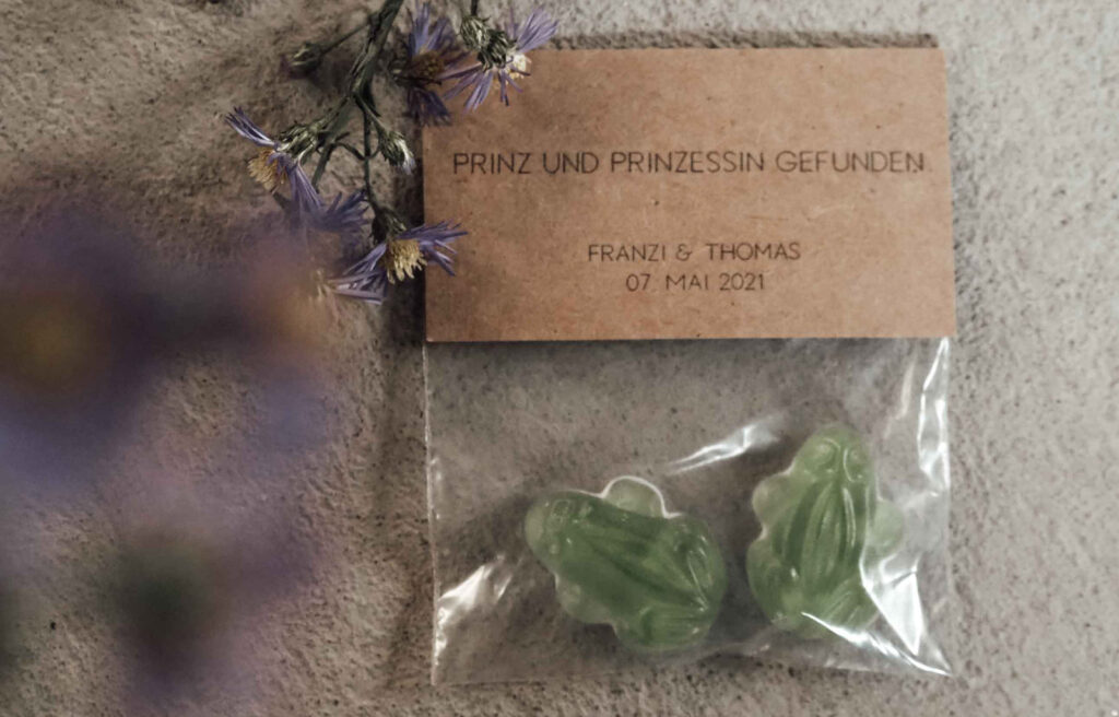 Gummifrösche als Symbol für das Brautpaar Gasgeschenk Gummifrösche als Brautpaarsymbol