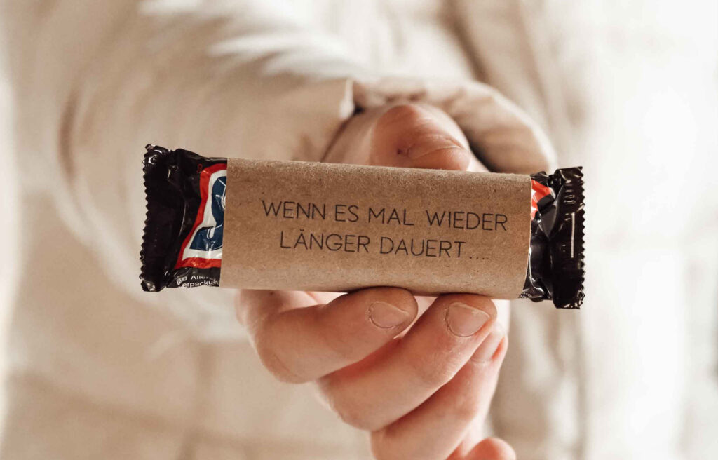 Lustiges Gastgeschenk mit einem Schokoriegel für die Wartezeit Gasgeschenk Schokoriegel für Wartezeit