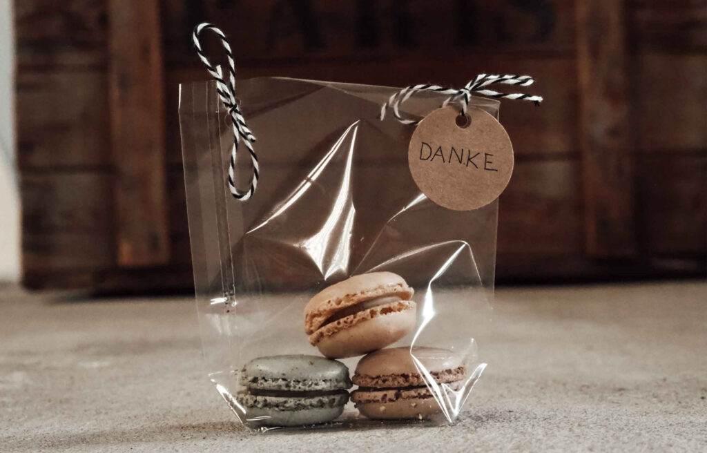macarons im Beutel als süße Gastgeschenk Idee Gastgeschenk Maccarons in einer Geschenktüte