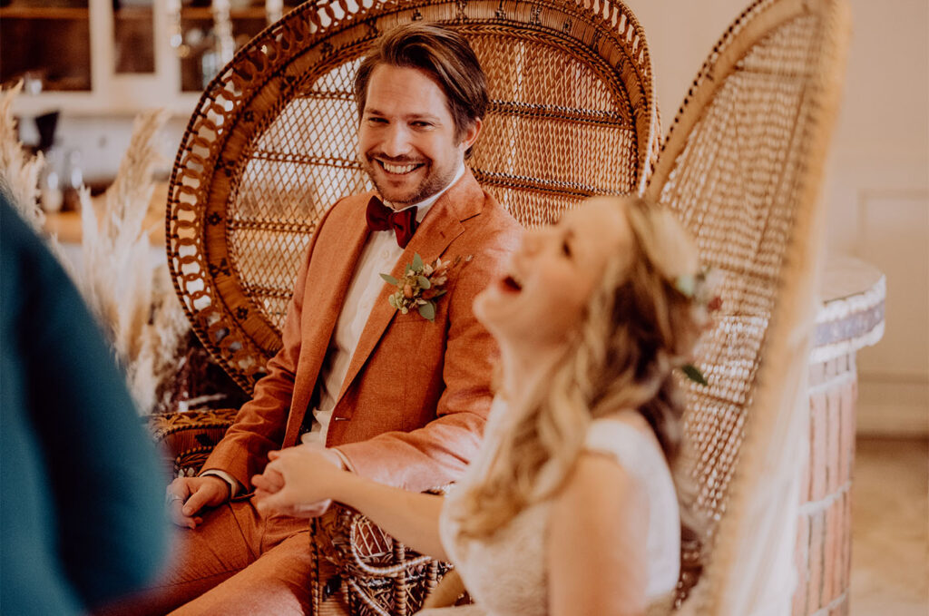 Brautpaar amüsiert sich bei der Traurede Brautpaar amüsiert sich bei der Traurede