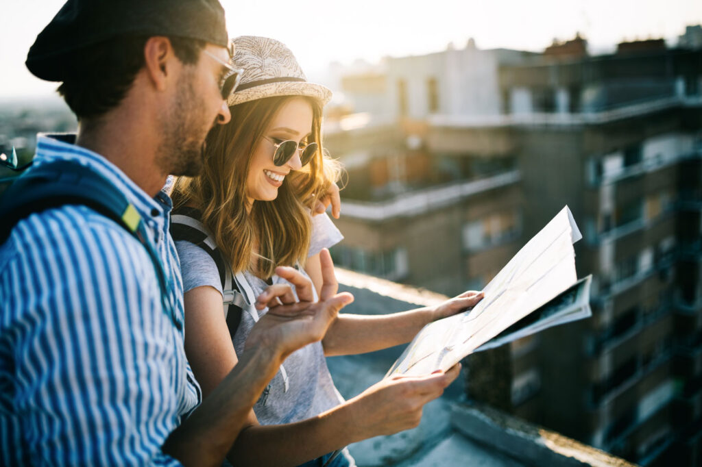 Paar mit Karte bei einem Ausflug Paar mit Karte bei einem Ausflug